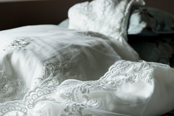 Comment intégrer des pièces en dentelle blanche dans une garde-robe estivale ?