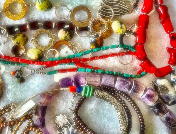 Quels types de bijoux en pierres semi-précieuses choisir pour un effet sophistiqué?