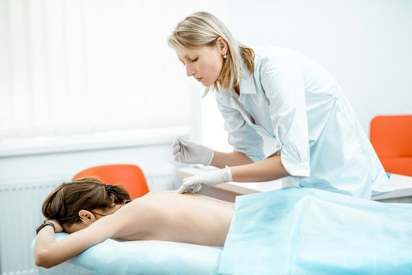 Quels sont les bienfaits de l'acupuncture pour les femmes souffrant de migraines chroniques ?